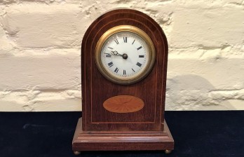 Настольные часы антикварные в деревянном корпусе